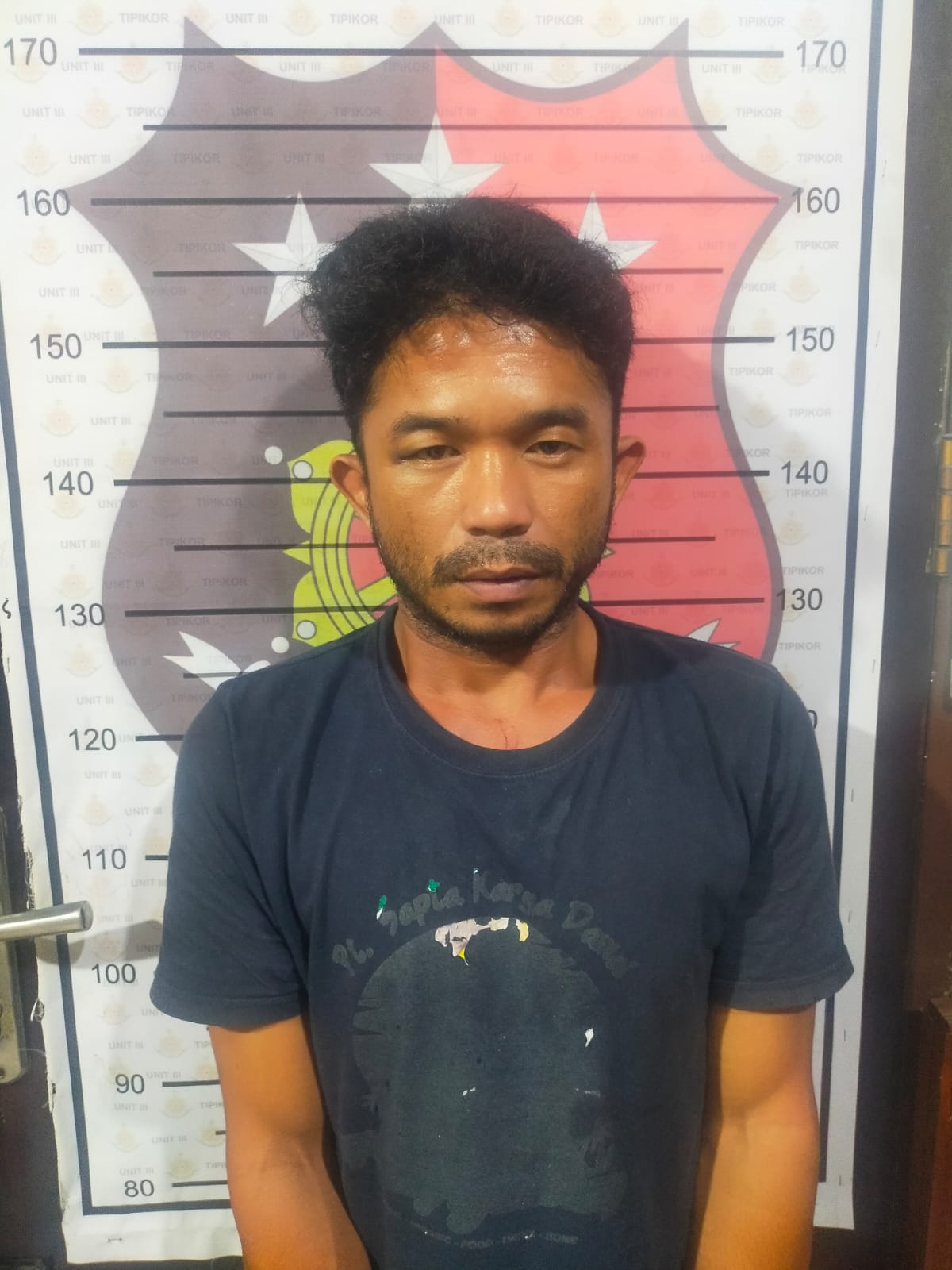 <p>Pelaku saat berada di Mapolres Kotim untuk diperiksa lebih lanjut terkait dengan aksi kejahatan beberapa lokasi di Kota Sampit, Sabtu (18/10/2025). (Foto: Ist) </p>