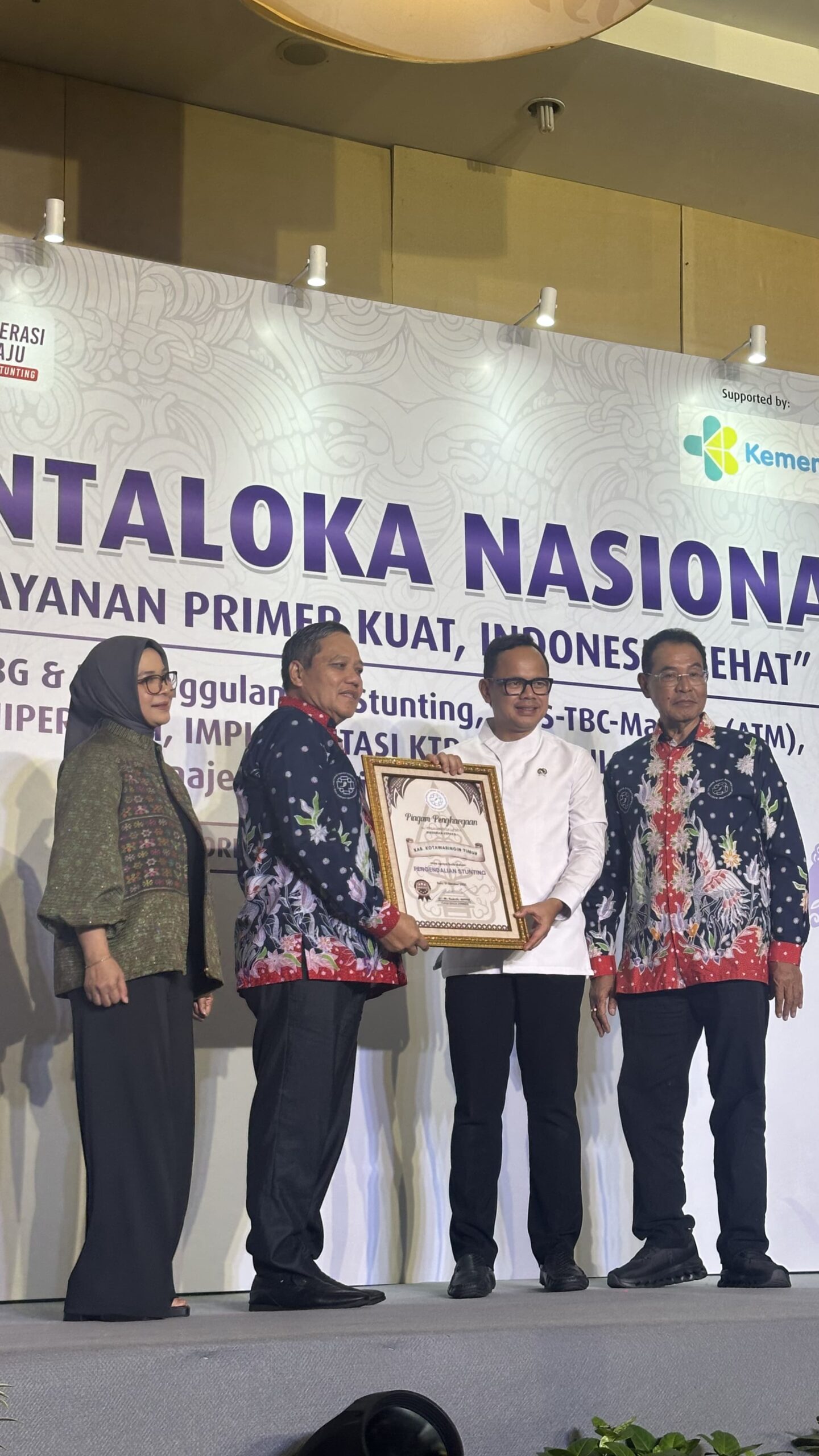 <p>Kadinkes Kotim Umar Kaderi menerima Penghargaan Praktik Baik Pengendalian Stunting dari ADINKES yang diserahkan oleh Wamendagri Bima Arya, baru-baru tadi. (Foto : Ist)</p>