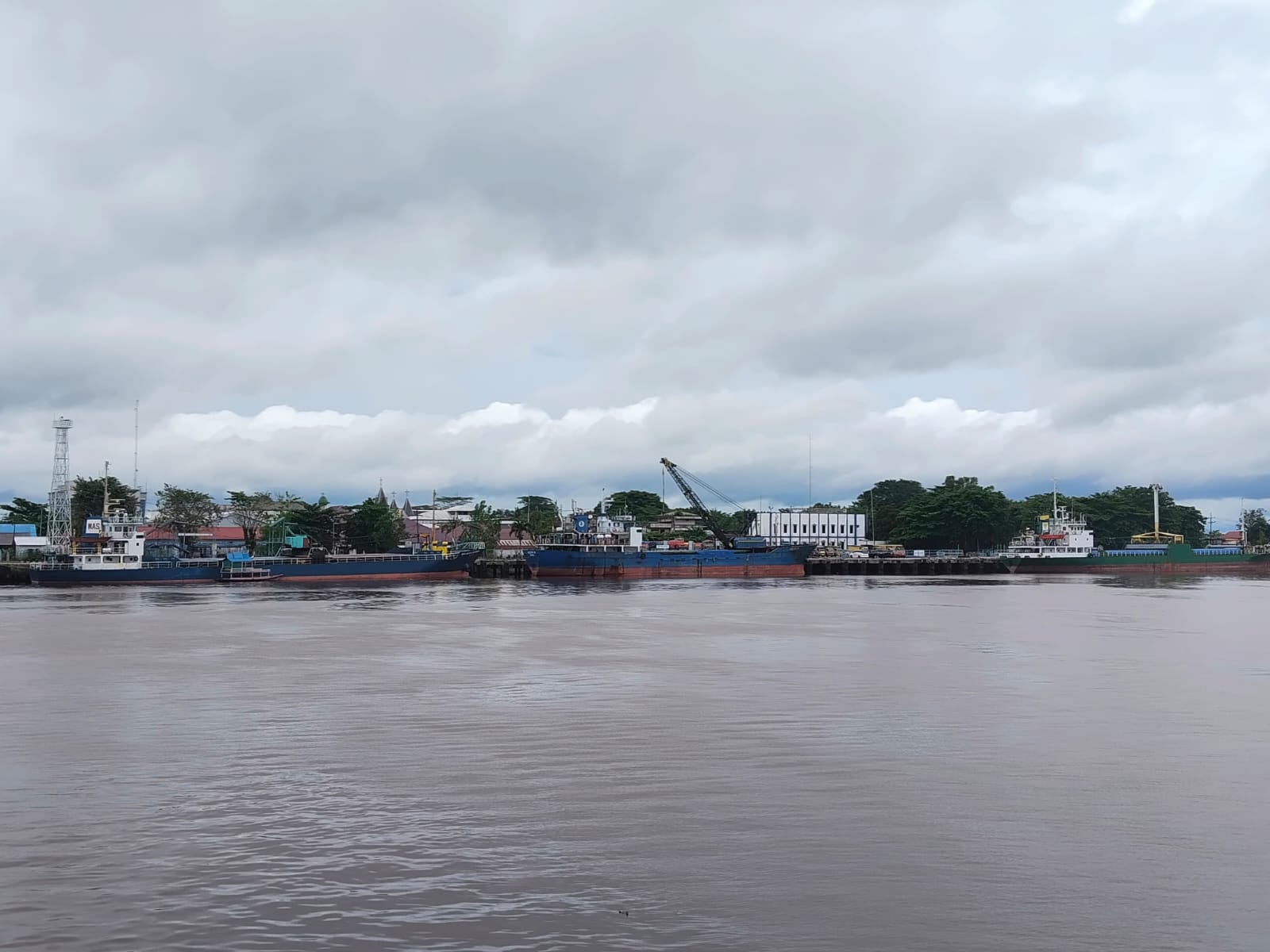 <p>Aktifitas bongkar muat di Pelabuhan Sampit, Kabupaten Kotawaringin Timur pada Kamis (23/10/2025). (Foto : Andri)</p>