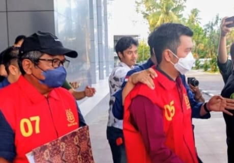 <p>Kepala Dinas Komunikasi, Informatika, Statistik, dan Persandian Kabupaten Seruyan berinisial RNR (pake topi rompi kuning) dan Manajer Unit Layanan Kantor Perwakilan Kalimantan Tengah PT Indonesia Comnet Plus (Icon Plus) berinisial FIO ditetapkan tersangka kasus dugaan korupsi proyek pengadaan internet dan intranet di lingkungan Pemerintah Kabupaten Seruyan tahun anggaran 2024, di Kejati Kalteng, Kamis (23/10/2025). (Foto : Ari)</p>