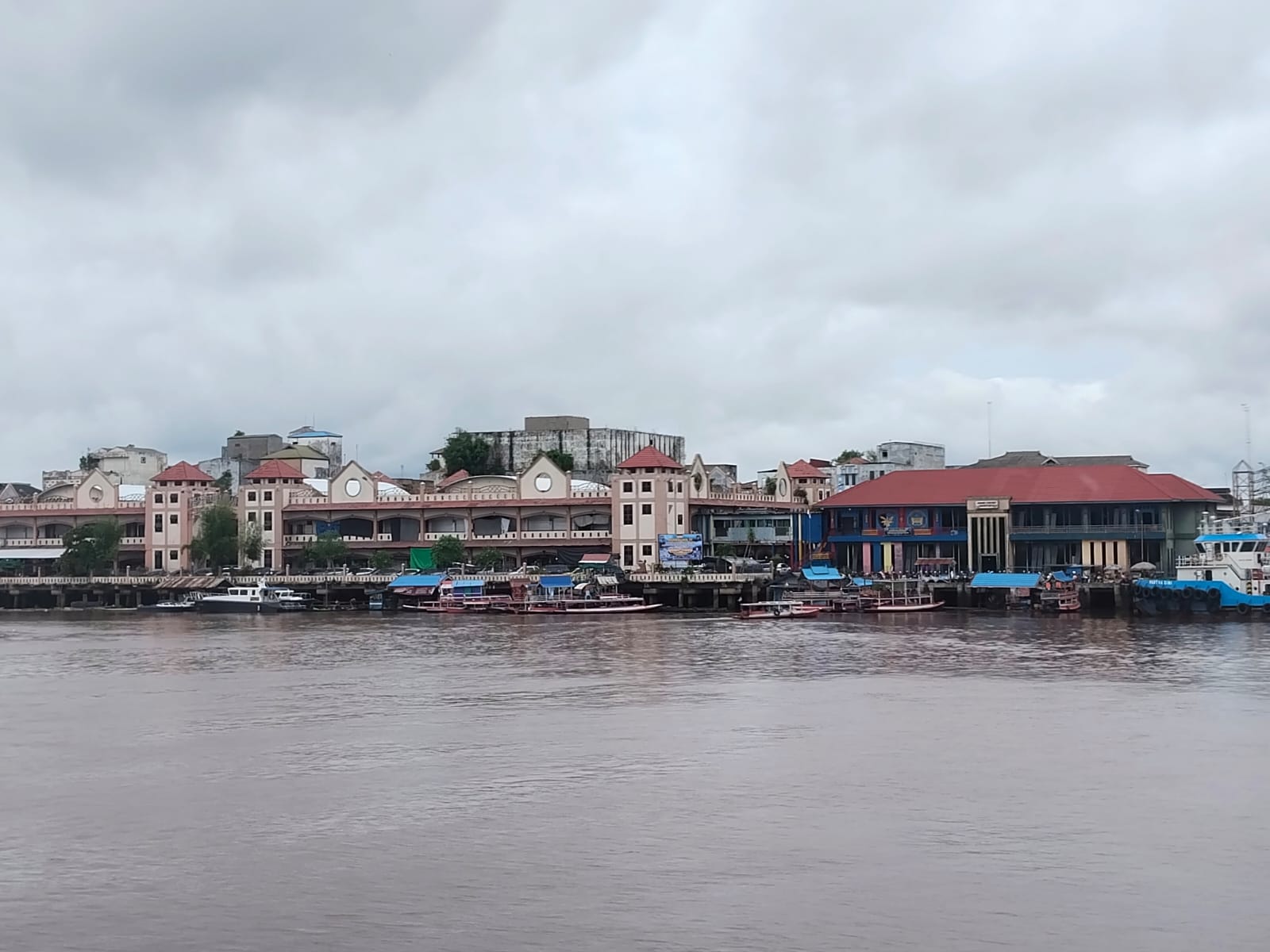 <p>Tampak pelabuhan penyeberangan Sampit – Kecamatan Seranau, Jumat (24/10/2025). (Foto : Andri)</p>