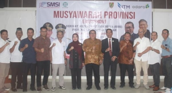 <p>Ketua Umum SMSI Pusat, Firdaus (baju batik tengah) berfoto bersama saat Musprov I SMSI Kalteng yang digelar di Asrama Haji Palangka Raya, Sabtu (25/10/2025). (Foto : Ari)</p>