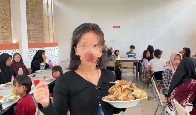 <p>Salah seorang siswi sekolah Rakyat di Kabupaten Kotawaringin Timur, memperlihatkan makanan yang tidak layak pada Senin (27/10/2025). (Foto : Ist)</p>