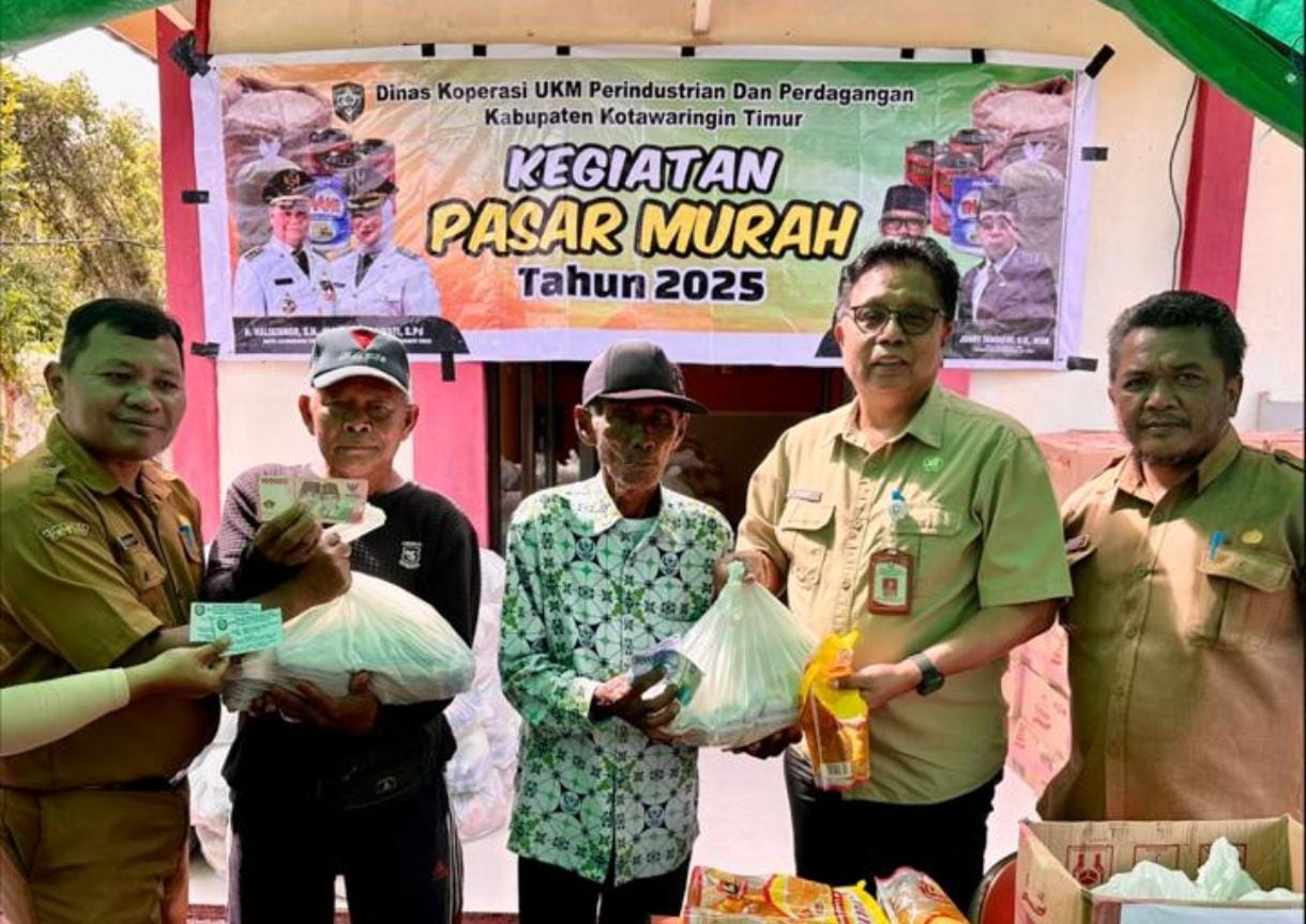 <p>Kepala Dinas Koperasi, UKM, Perindustrian dan Perdagangan Kotim, Johny Tangkere (dua dari kanan) menyerahkan sembako murah kepada salah seorang pembeli, di Kecamatan Teluk Sampit, (28/10/2025). (Foto : Ist).</p>