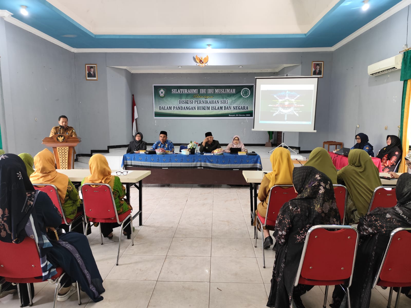 <p>Kegiatan Silaturahim Ibu-Ibu Muslimah se-Kotim yang dirangkai dengan diskusi Pernikahan Siri dalam Pandangan Hukum Islam dan Negara” , Selasa (28/10/2025). (Foto : Apri)</p>