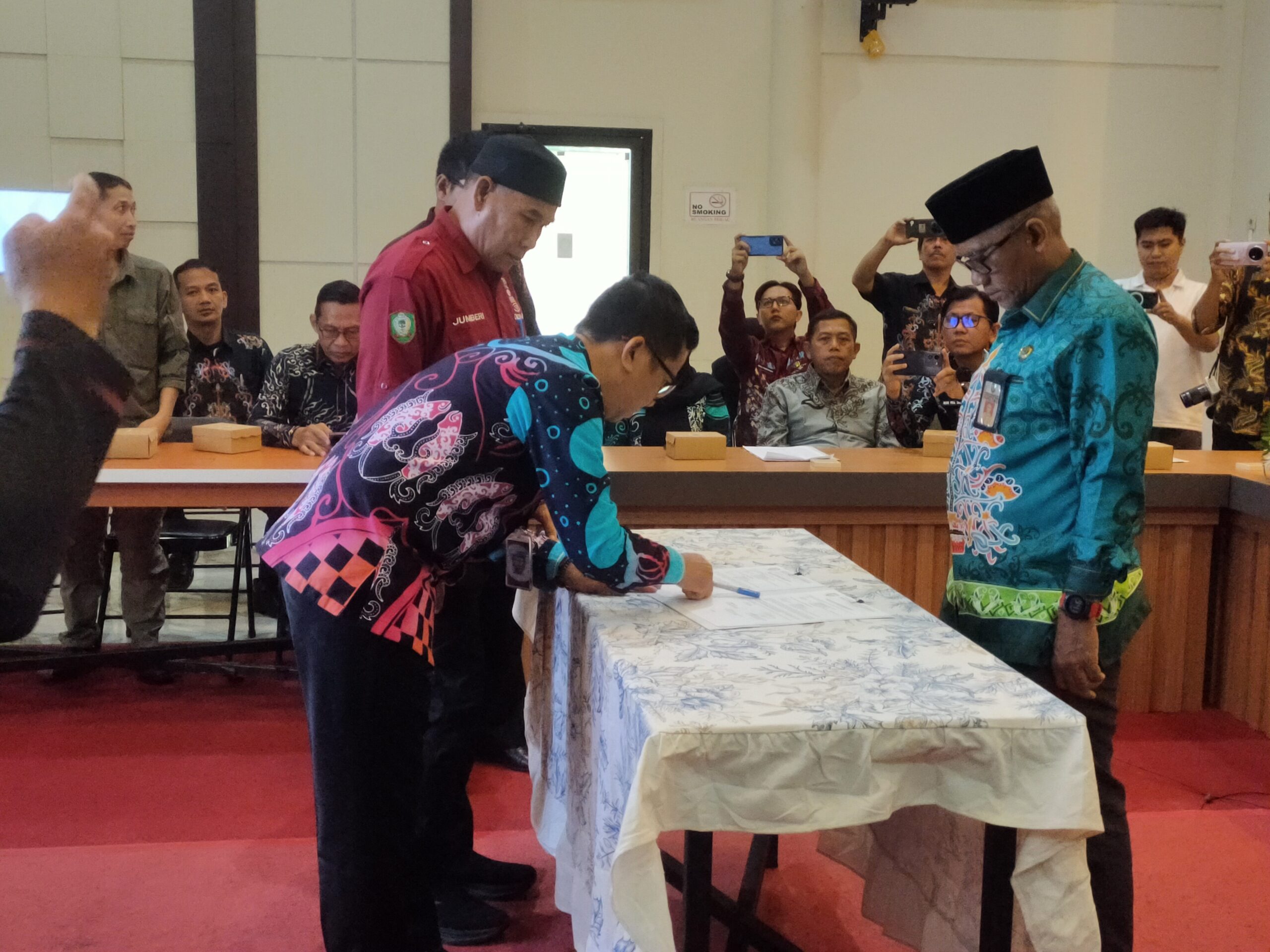 <p>Penandatanganan berita acara sertijab Plt Kepala Diskominfo Kotim, Jumat (10/10/2025). (Foto : Andri)</p>