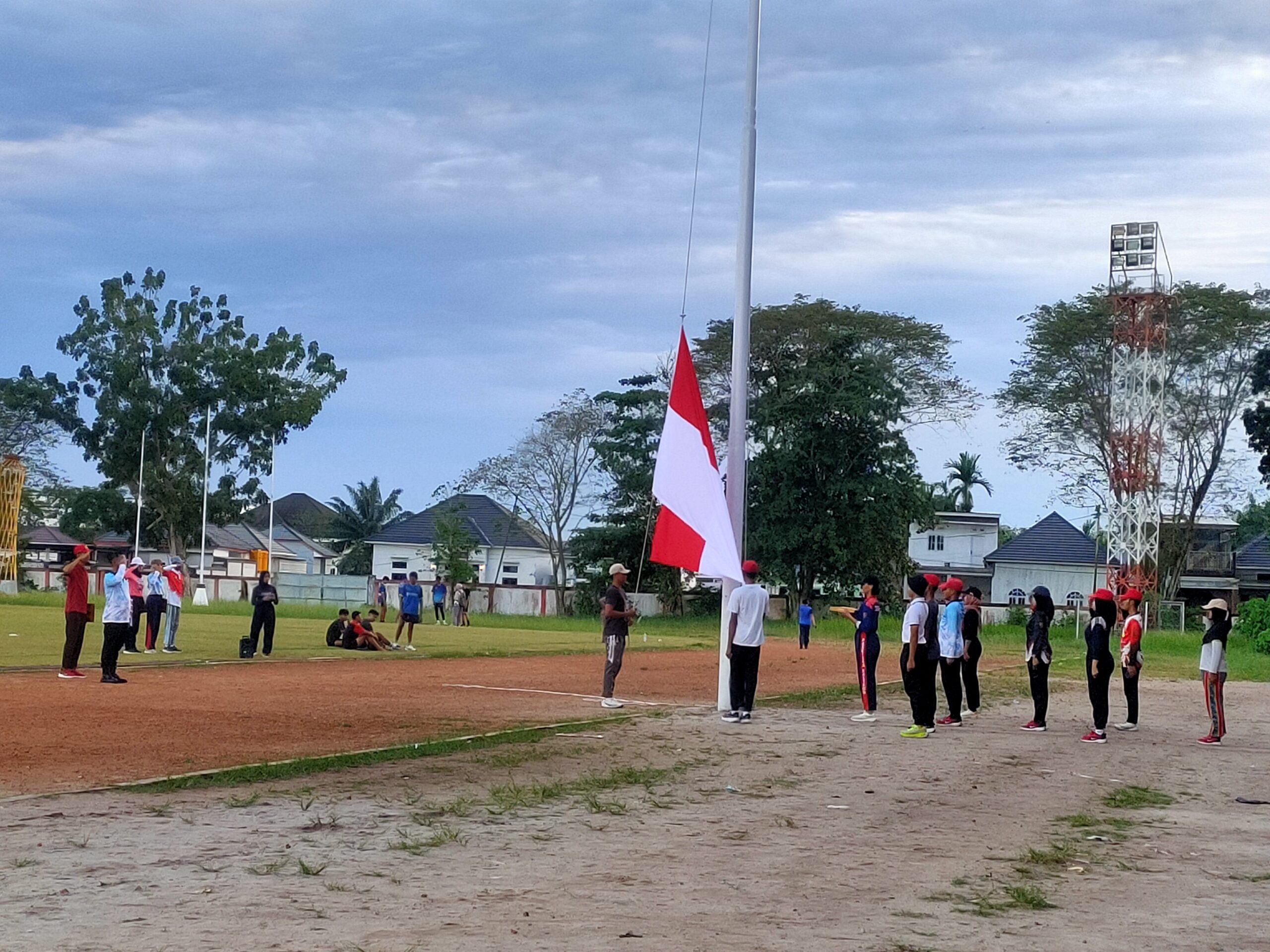 <p>Anggota Paskibraka Kotim berlatih untuk mengikuti Lomba Tata Upacara Bendera dalam rangka peringatan Hari Sumpah Pemuda dan Ikrar Bersama Anak Bangsa di Kabupaten Sukamara, Rabu (22/10/2025). (Foto : Andri)</p>