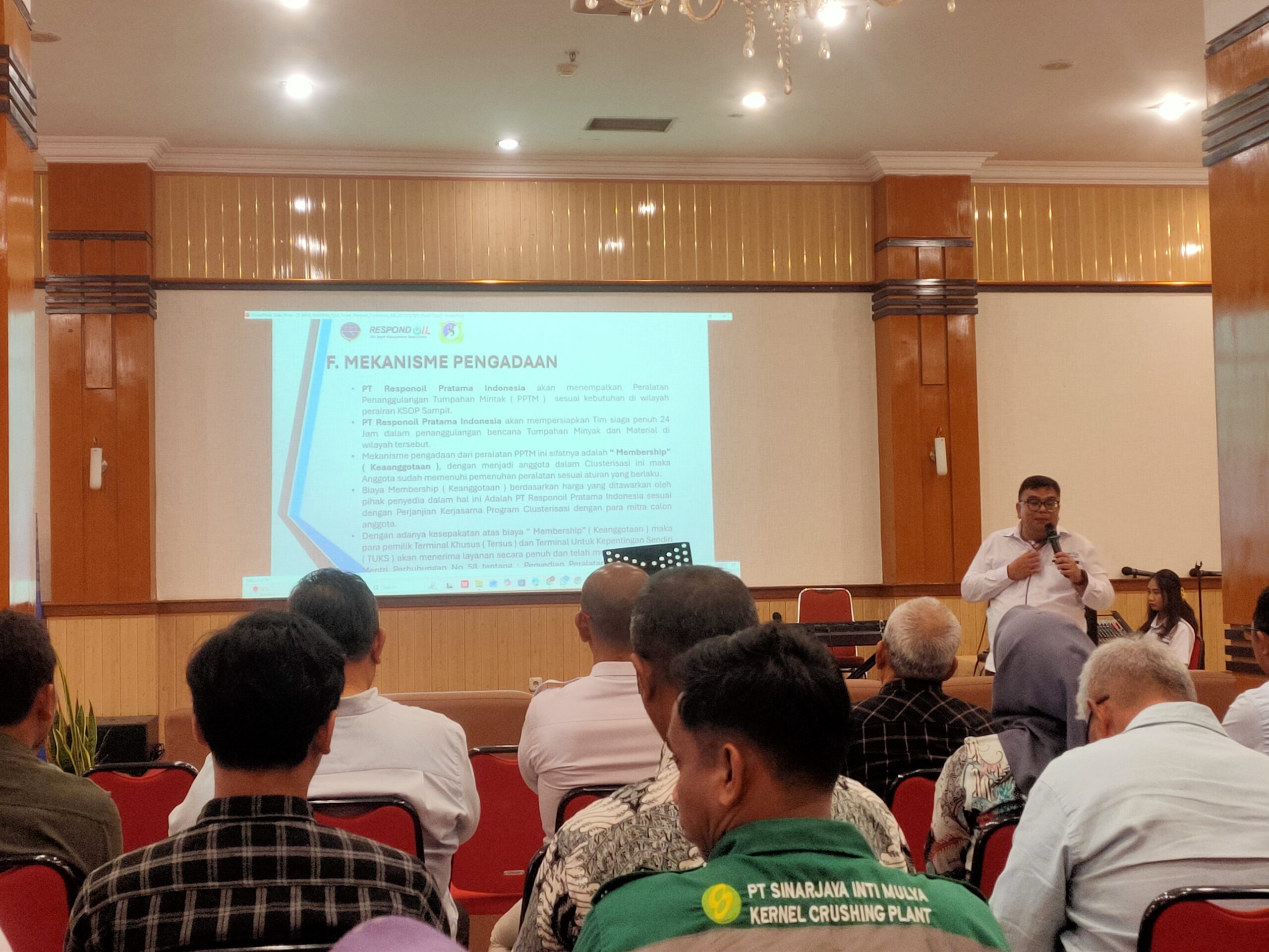 <p>Pimpinan PT Responoil Pratama Indonesia Kristian Situmorang saat menyampaikan paparan pada kegiatan sosialisasi clusterisasi peralatan pencegahan tumpahan minyak di Sampit, Kamis (23/10/2025). (Foto : Andri)</p>