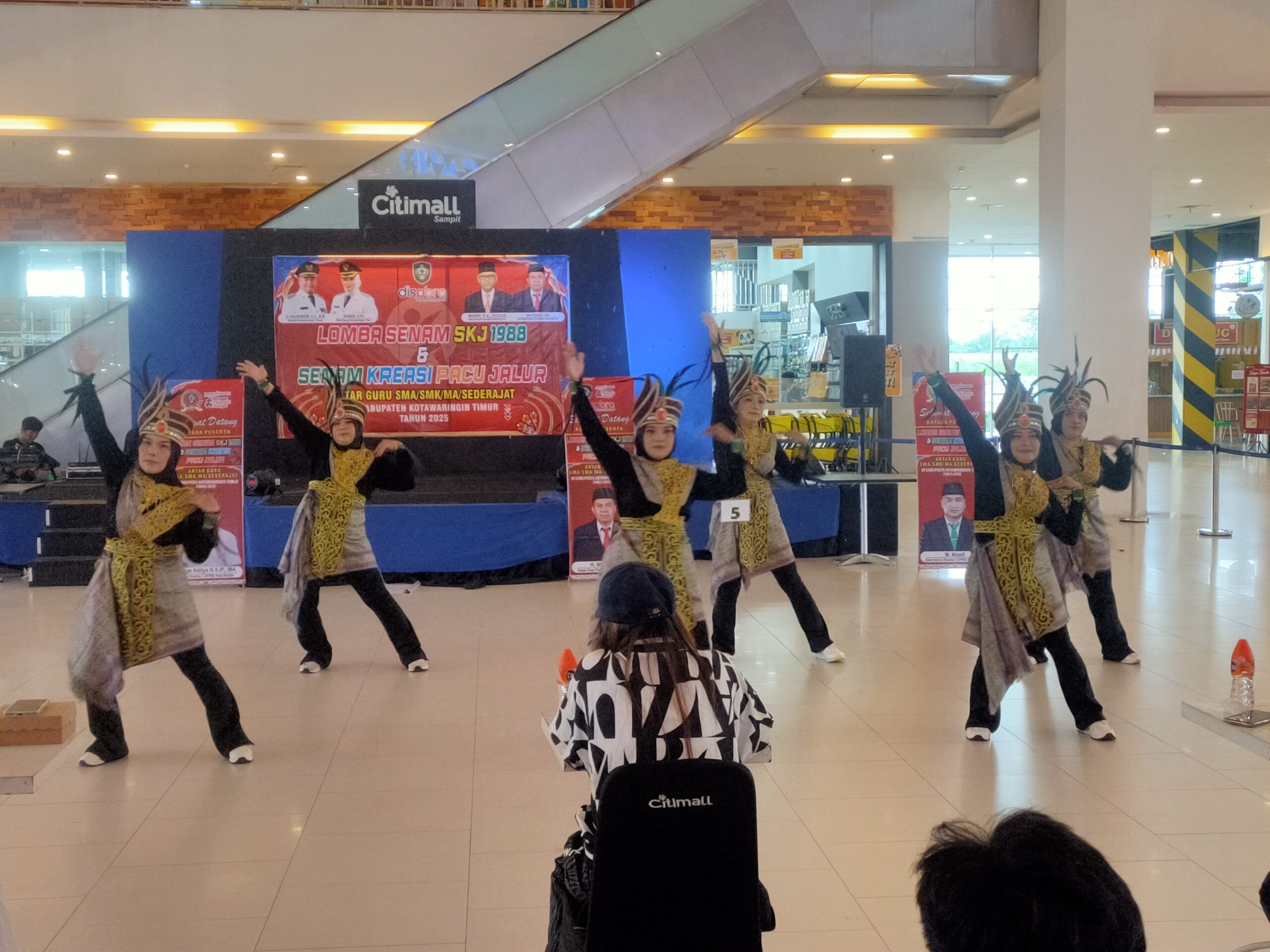 <p>Penampilan peserta Lomba Senam SKJ dan Kreasi Pacu Jalur tahun 2025, Senin (27/10/2025). (Foto : Apri)</p>