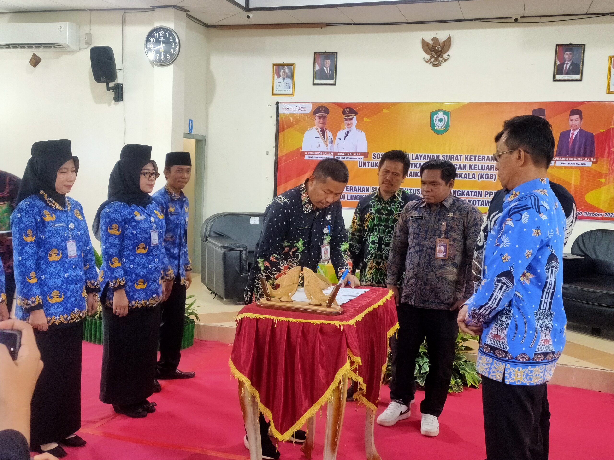 <p>Kepala BKPSDM Kotim Kamaruddin Makkalepu menandatangani berita acara SK pengangkatan PPPK Paruh Waktu, Kamis (30/10/2025). (Foto : Andri)</p>