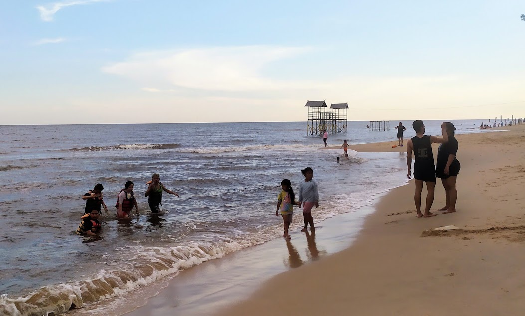 <p>Pantai Ujung Pandaran, Kecamatan Teluk Sampit, Kabupaten Kotawaringin Timur, saat kondisi cuaca normal. (Dok. Andri)</p>