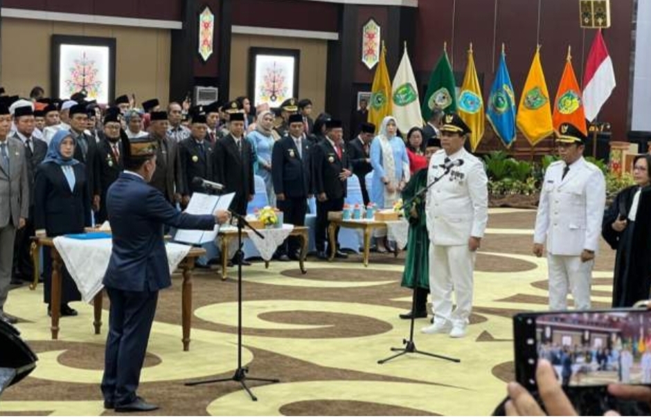 <p>Shalahuddin-Felix dilantik jadi Bupati-Wabup Barito Utara oleh Gubernur Kalteng Agustiar Sabran di Aula Jayang Tingang Palangka Raya, Jumat (10/10/2025). (Foto : Aris)</p>