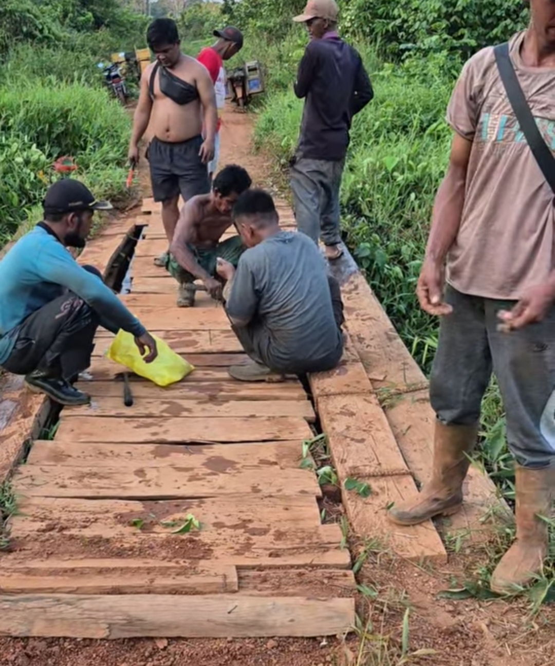 <p>Warga gotong royong memperbaiki jembatan di Desa Batuah, Kecamatan Seranau, Kabupaten Kotim, Sabtu (11/10/2025). (Foto : Istimewa)</p>