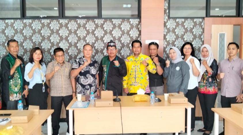 <p>Ketua DPRD Kota Palangka Raya, Subandi bersama Ketua Komisi I DPRD Kota Palangka Raya, Salundik foto bersama jajaran Kesbangpol dan pengurus FBN Kota Palangka Raya, Jumat (10/10/2025). (Foto: Ist)</p>