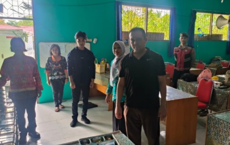 <p>Anggota Dewan Perwakilan Rakyat Daerah (DPRD) Kota Palangka Raya, Khemal Nasery (baju hitam) saat sidak program Makan Bergizi Gratis, Jumat (10/10/2025). (Foto : Ist)</p>