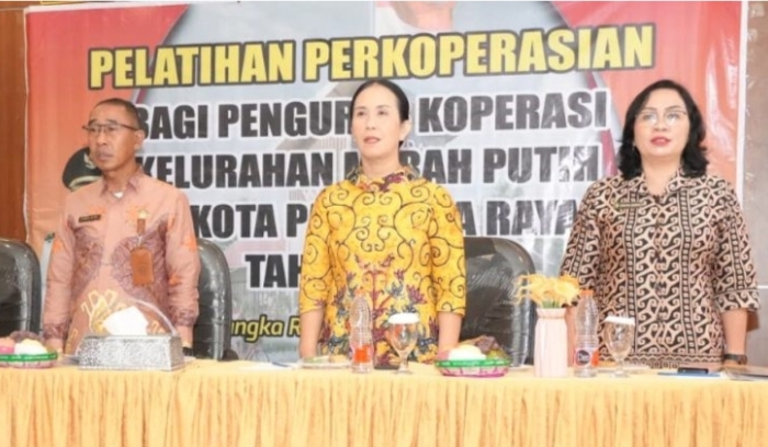 <p>Kepala Dinas Perdagangan, Koperasi, Usaha Kecil dan Menengah (UKM), dan Perindustrian (DPKUKMP) Kota Palangka Raya, Samsul Rizal (kiri) membuka kegiatan Pelatihan Perkoperasian bagi Pengurus Koperasi Kelurahan Merah Putih se-Kota Palangka Raya di Hotel Putra Kahayan, Palangka Raya, Kamis (16/10/2025). (Foto : Ari)</p>