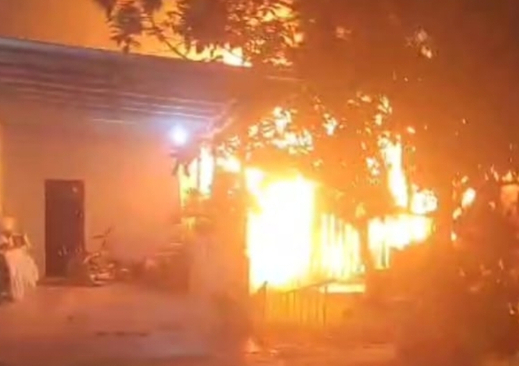 <p>Musibah kebakaran menghanguskan satu rumah di Jalan G. Obos, Kelurahan Menteng, Kecamatan Jekan Raya, Kota Palangka Raya, pada Sabtu malam (18/10/2025). (Foto : Ist)</p>