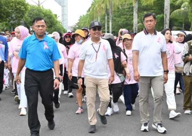 <p>Gubernur Kalteng Agustiar Sabran didampingi Kapolda Kalteng dan Pangdam mengikuti Jalan Sehat Bersama Yayasan Kanker Indonesia (YKI) Kalimantan Tengah di Bundaran Besar Talawang, Minggu (19/10/2025). (Foto : Ari)</p>