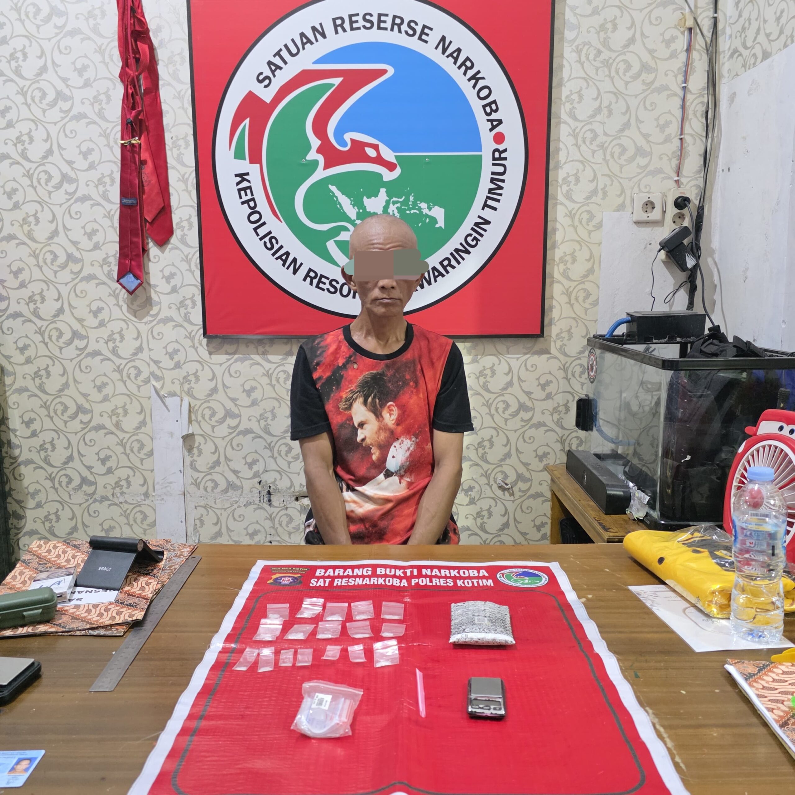 <p>A bersama barang bukti sabu saat berada di Mapolres kotim (Foto: ist) </p>