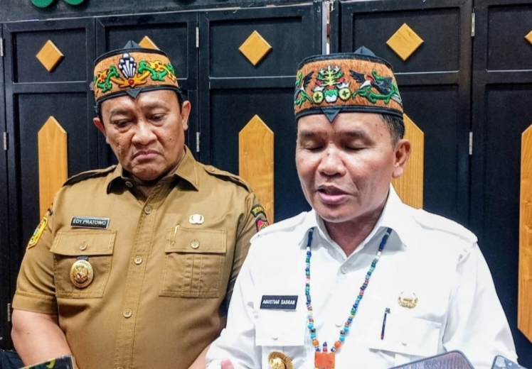 <p>Gubernur Kalteng, Agustiar Sabran didampingi Wagub Kalteng, Edy Pratowo Saat diwawancarai media, Senin (20/10/2025). (Foto : Ari)</p>