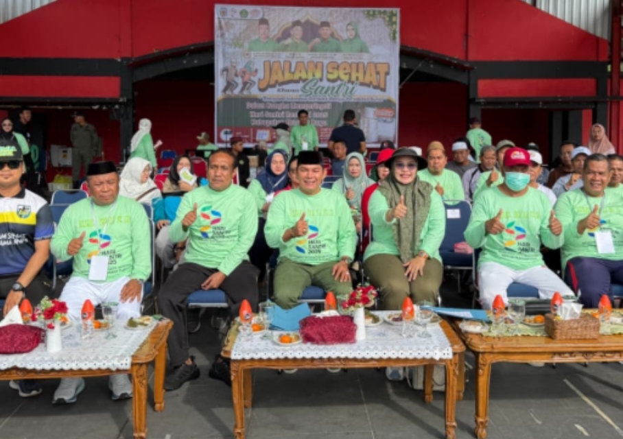 <p>Wakil Ketua I DPRD Murung Raya, Dina Maulidah, yang juga Ketua Panitia Hari Santri Nasional (HSN) Kabupaten Murung Raya saat membuka kegiatan Jalan Sehat HSN di Alun-Alun Jorih Jerah, Minggu pagi (19/10/2025). (Foto : Rama)</p>