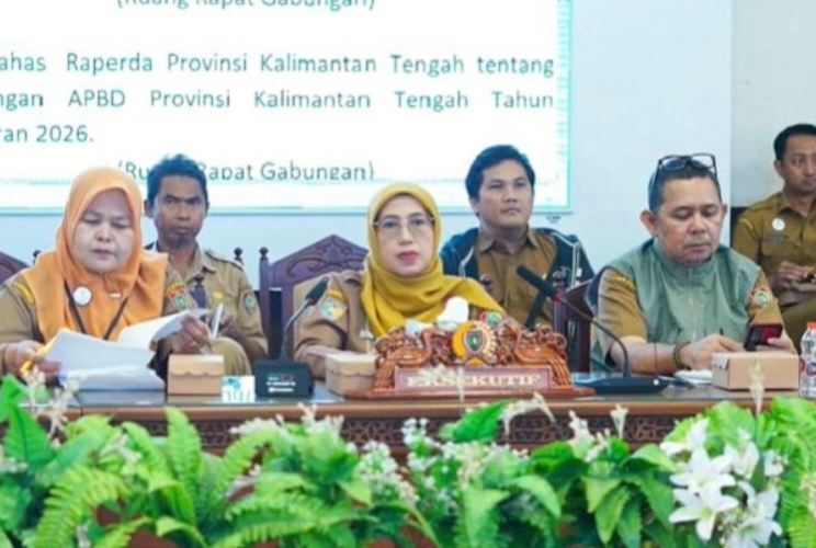 <p>Asisten Administrasi Umum Setda Prov. Kalteng, Hj. Sunarti bersama Tim Pemprov Kalteng pada Rapat Banmus, Senin (20/10/2025). (Foto : Ist)</p>