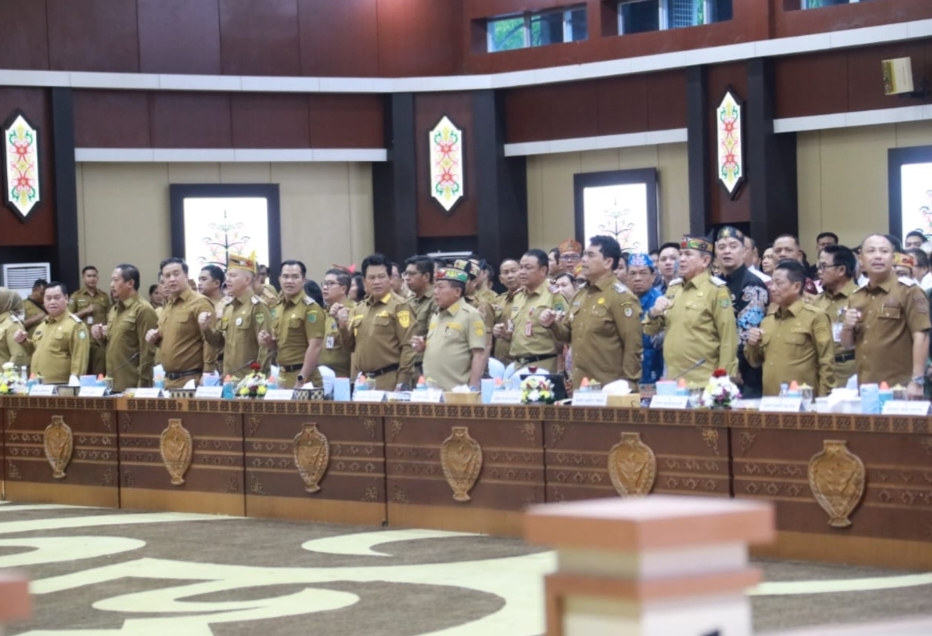 <p>Para kepala daerah peserta Rapat Koordinasi Optimalisasi Pendapatan Asli Daerah Sektor Perkebunan dan Kehutanan di Kantor Gubernur Kalteng, Senin (20/10/2025). (Foto : Rama)</p>