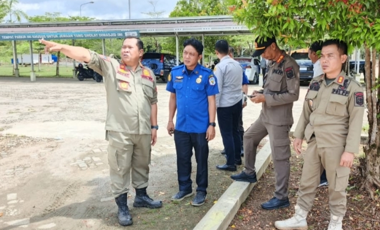 <p>Kasatpol PP dan Damkar Kabupaten Murung Raya (Mura), Rudie Roy, turun langsung untuk melakukan pengecekan lokasi di Masjid Agung Al Istiqlal Puruk Cahu, Senin (21/10/2025). (Foto : Rama)</p>