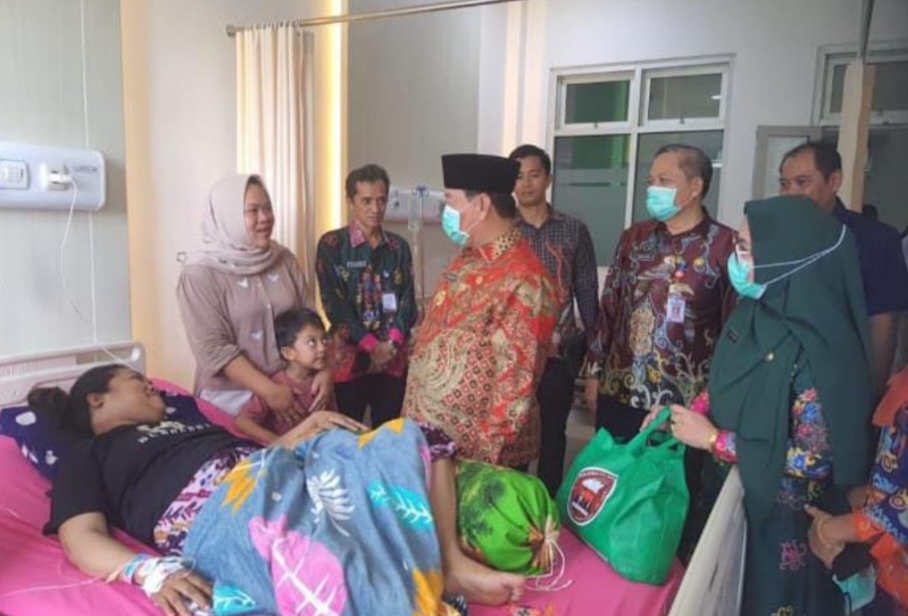 <p>Bupati Kotim Halikinnor didampingi manajemen rumah sakit saat mengunjungi pasien di RS Murjani Sampit, pekan lalu, (Foto : Dok TB)</p>