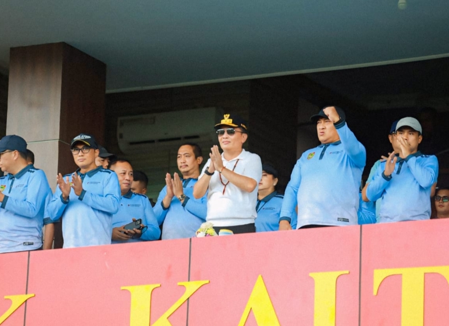 <p>Gubernur Kalteng, Agustiar Sabran bersama Wakil Gubernur Edy Pratowo secara resmi membuka Babak Final Turnamen Sepak Bola Gubernur Cup Tahun 2025 Putaran Provinsi yang berlangsung di Stadion Tuah Pahoe, Palangka Raya, Sabtu (25/10/2025). (Foto : Ist)</p>