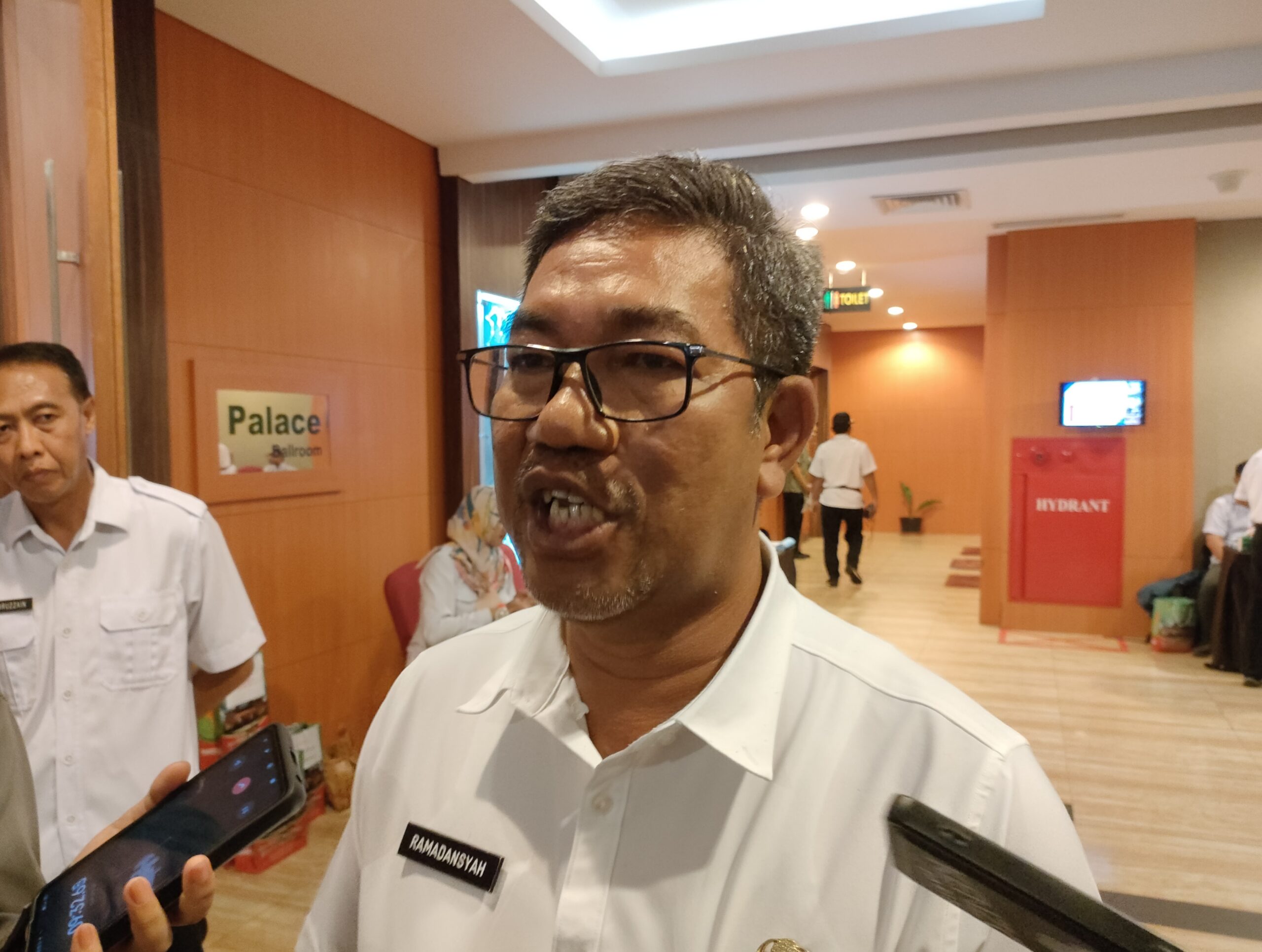 <p>Kepala Bapenda Kotim, Ramadansyah saat diwawancarai, belum lama ini. (Dok: Apri) </p>