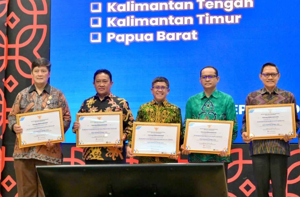 <p>Wakil Gubernur Kalimantan Tengah (Kalteng), Edy Pratowo (dua dari kiri) saat menerima penghargaan di Auditorium Sumirto Djojohadikusumo, Gedung BJ Habibie, Jalan MH Thamrin, Jakarta, pada Senin (27/10/2025). (Foto : Ist)</p>