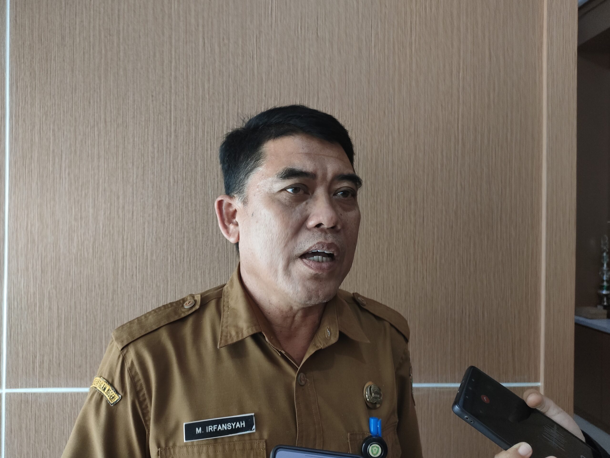 <p>Kepala Disdik Kotim, Muhammad Irfansyah saat diwawancarai, belum lama ini. (Dok: Apri) </p>