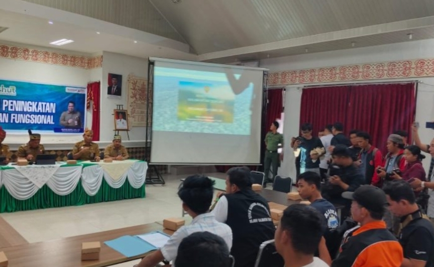 <p>Aliansi Masyarakat Peduli Hutan (Ampehu) Kalimantan Tengah saat melakukan audiensi bersama Kepala Dinas Kehutanan Provinsi Kalteng, Senin (27/10/2025). (Foto : Ari)</p>