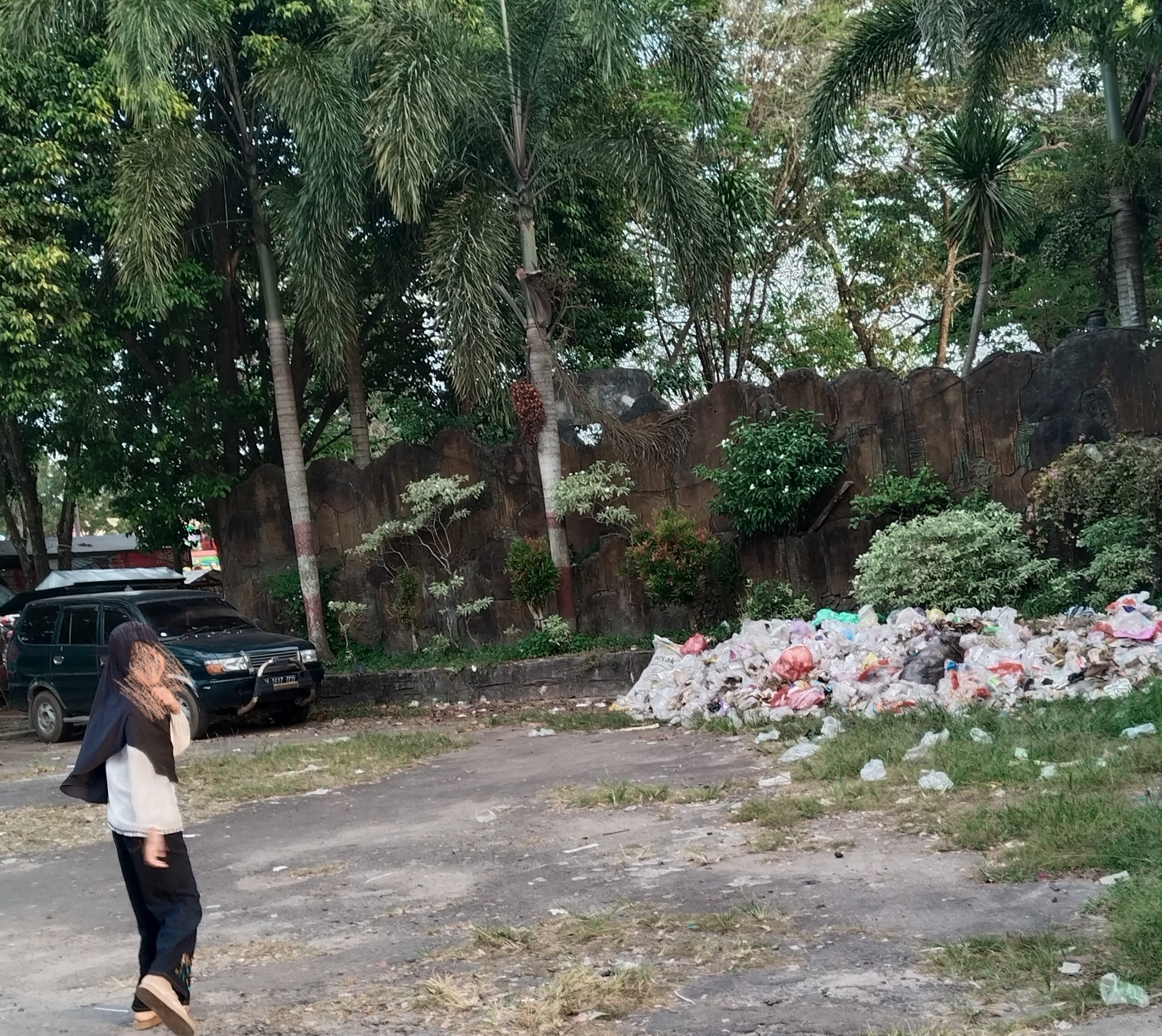 <p>Tampak sampah menumpuk di parkir luar kawasan Stadion 29 November Sampit beberapa waktu lalu. (Foto : Dok TB)</p>