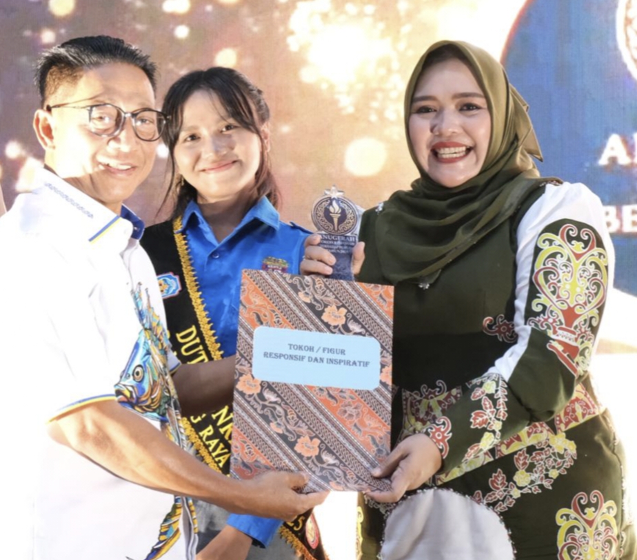 <p>Owner Pambelum Organizer yang juga Wakil Ketua I DPRD Murung Raya, Dina Maulidah, menerima penghargaan sebagai figur inovatif dan inspiratif dari Kabupaten Mura yang diserahkan langsung oleh Bupati Mura, Heriyus pada malam anugerah pemuda berprestasi dan penutupan pekan kreativitas pemuda di Gor Tana Malai Tolung Lingu Puruk Cahu, Jumat (31/10/2025). (Foto : Ist)</p>
