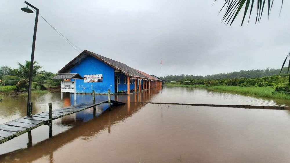 <p>Banjir rob yang melanda Desa Lampuyang, Kecamatan Teluk Sampit, Kabupaten Kotawaringin Timur, Rabu (15/10/2025). (BPBD Kotim)</p>