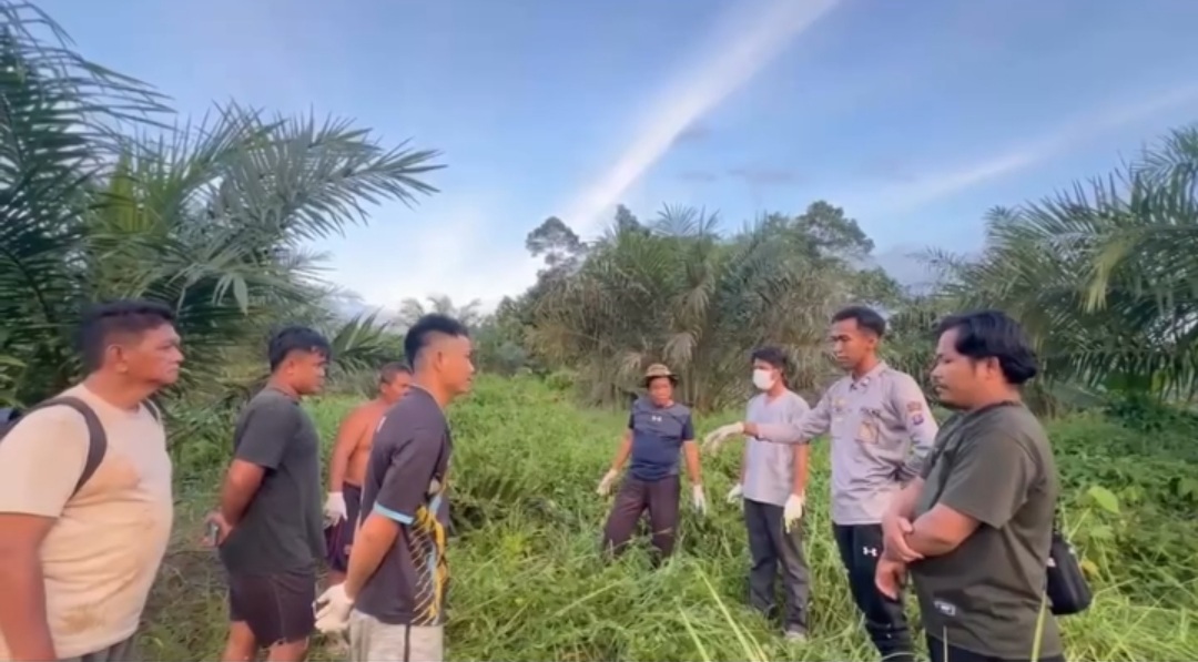 <p>Aparat dan warga sedang berada di lokasi penemuan tulang belulang manusia, Selasa (7/10/2025). (Foto : Istimewa)</p>