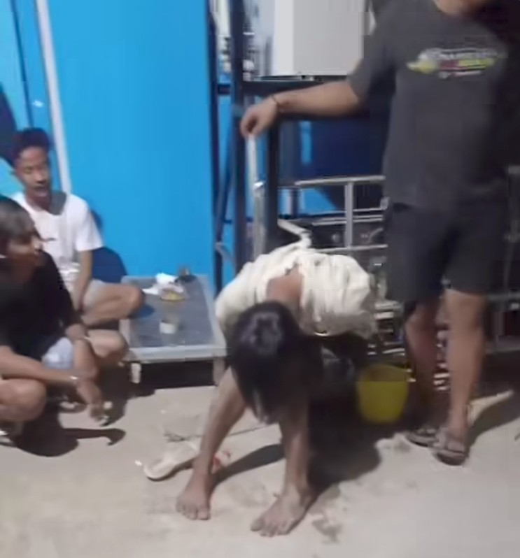 <p>Pelaku pencurian yang berhasil diamankan warga Jalan Sampurna Barat, Kecamatan Mentawa Baru Ketapang, Kabupaten Kotim pada Minggu malam 12/10/2025. (Foto: Ist) </p>