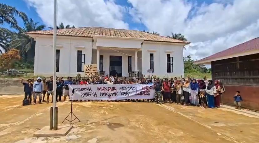 <p>Ratusan warga menggelar aksi menuntut kepala desa Waringin Agung mundur dari jabatan. (Foto : Dok Ist)</p>