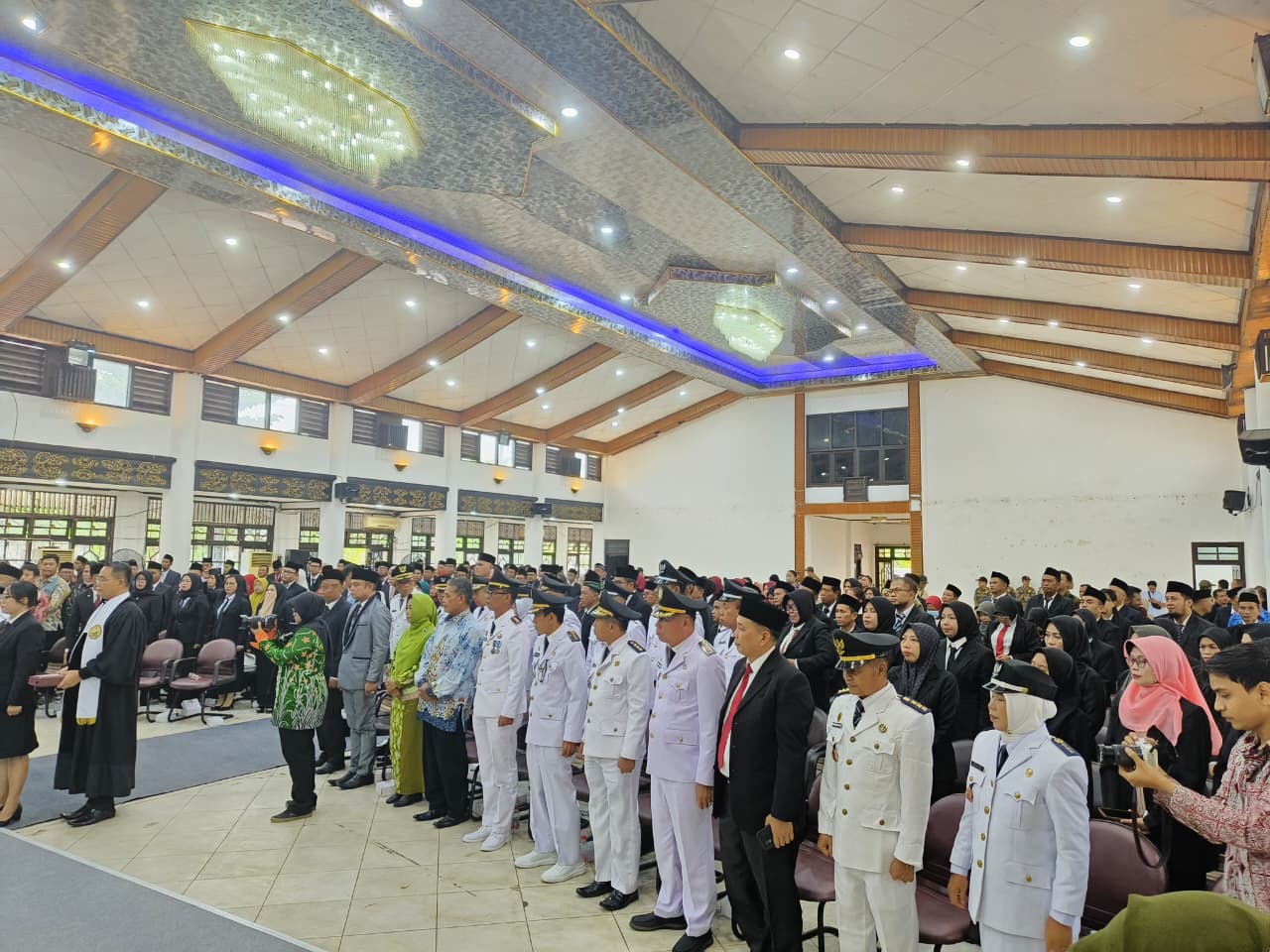 <p>Bupati Kotim Halikinnor saat melantik sejumlah pejabat di lingkungan Pemkab Kotim, di Gedung Serbaguna Sampit, pada Jumat (31/10/2025) lalu. (Foto: Apri)</p>