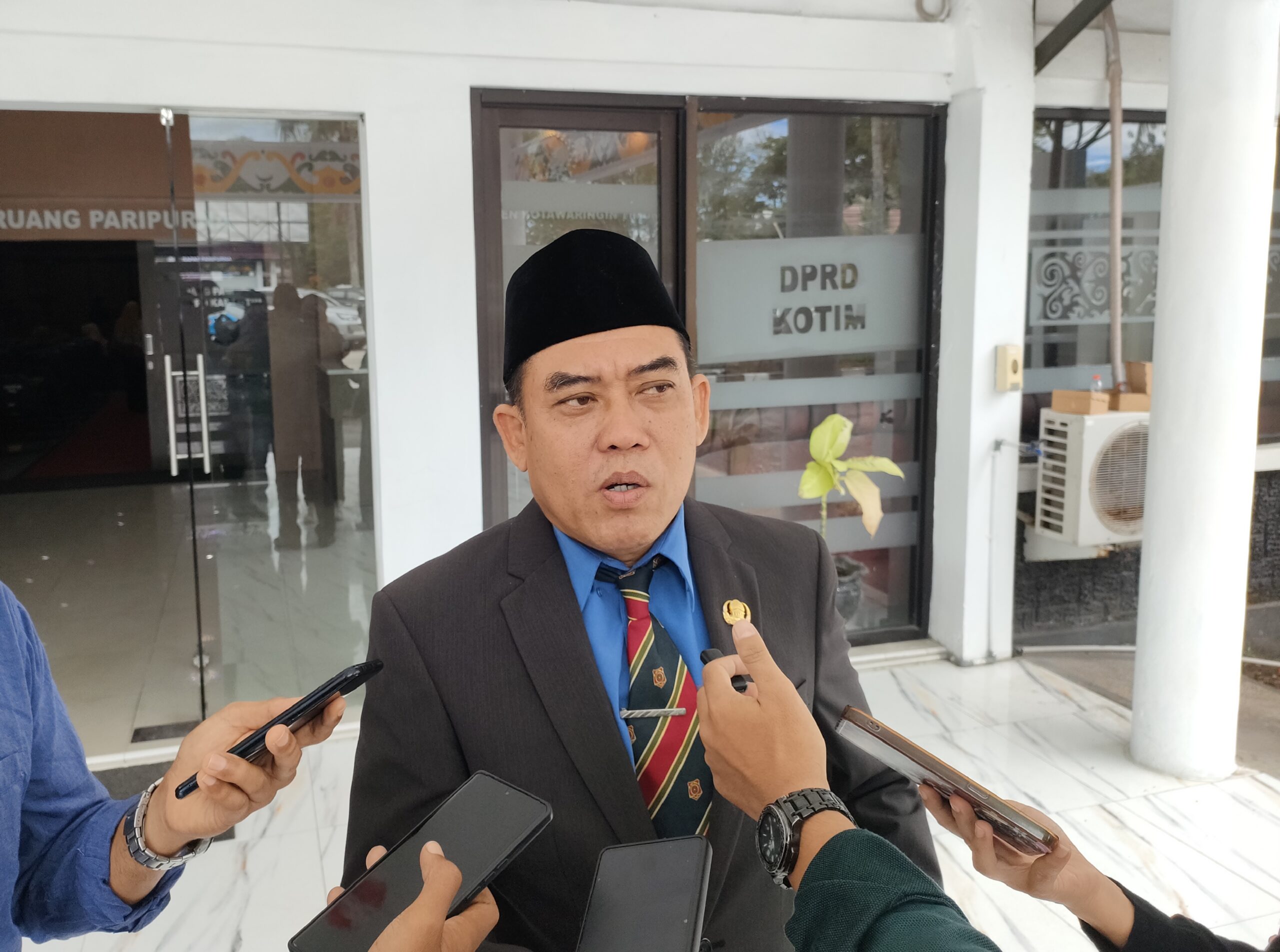 <p>Kepala Disdik Kotim, Muhammad Irfansyah saat diwawancarai, belum lama ini. (Dok: Apri) </p>
