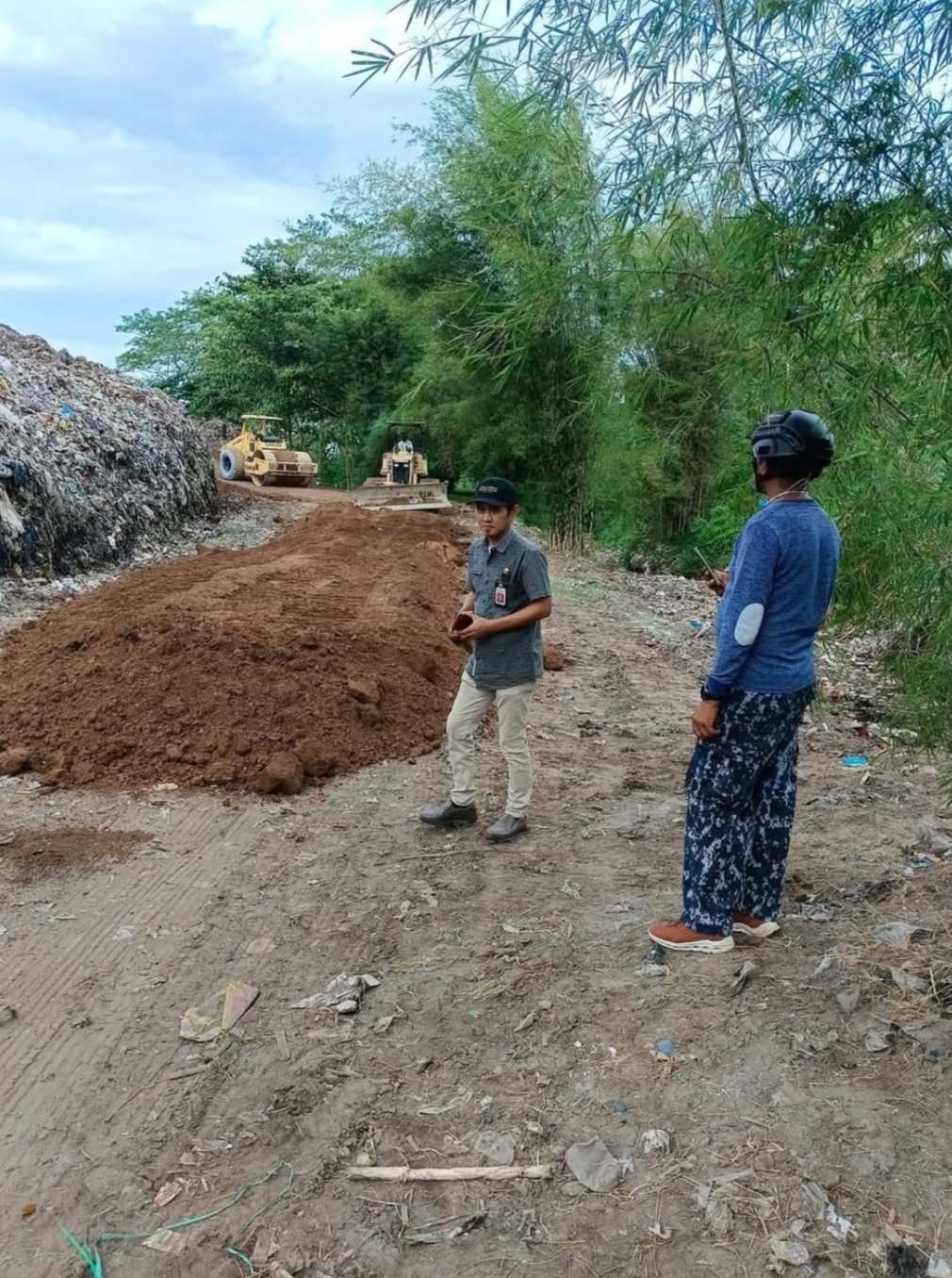 <p>Pengerjaan pemeliharaan jalan TPA Sampit (foto: Dinas SDABMBKPRKP). </p>