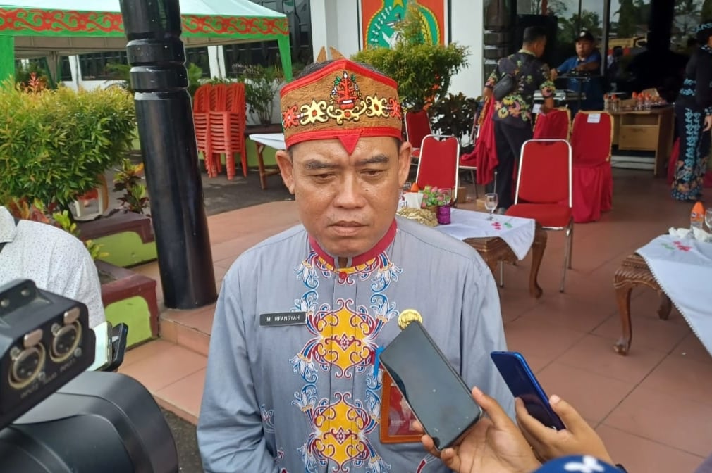 <p>Kepala Disdik Kotim, Muhammad Irfansyah saat diwawancarai. (Dok: Apri) </p>