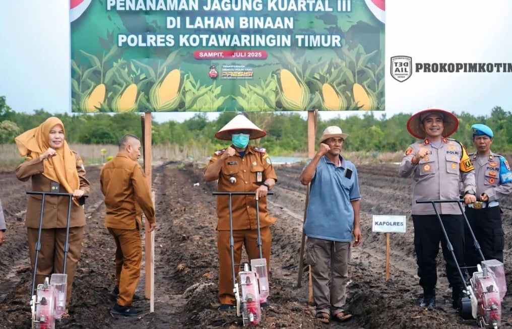 <p>Kegiatan penanaman jagung kuartal III di Kelurahan Pasir Putih Kecamatan MB Ketapang, baru-baru tadi. </p>