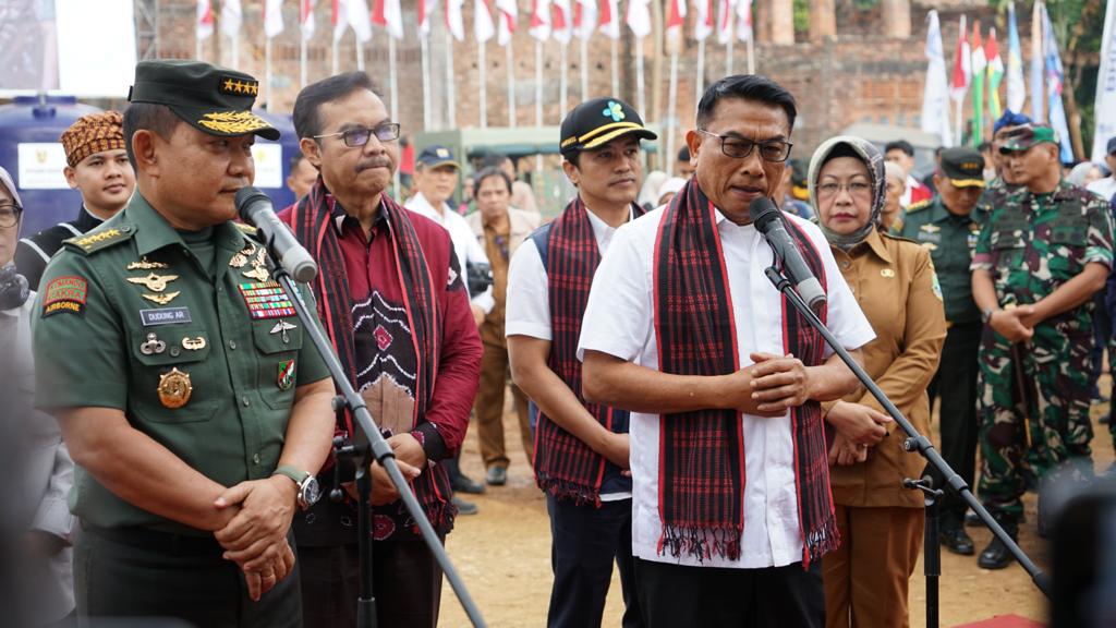 <p>Kepala Staf Kepresidenan, Dr. Moeldoko bersama KSAD Jenderal TNI Dudung Abdurachman, pada peresmian penggunaan air bersih, di Lebak, Banten, Selasa (25/7/2023). (FOTO: KSP)</p>