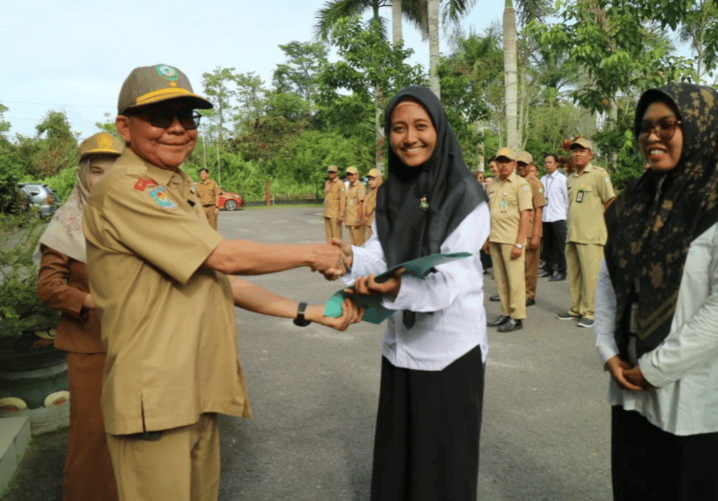 <p>Plt Kepala DLH Kotim, Marjuki saat menyerahkan SK perpanjangan kepada salah satu tekon, di Halaman Kantor DLH Kotim, pada Senin (3/2/2025). </p>
