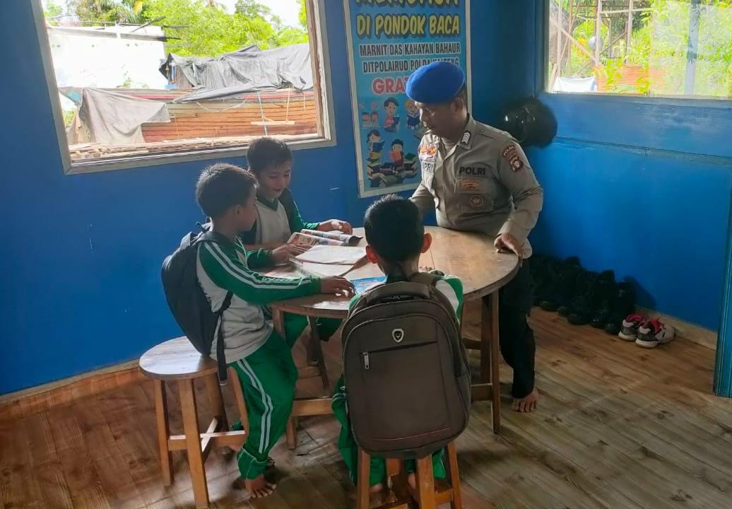 Ditpolairud Polda Kalteng Ajak Pelajar Pesisir Kahayan Kuala Cintai Buku Lewat Pondok Baca