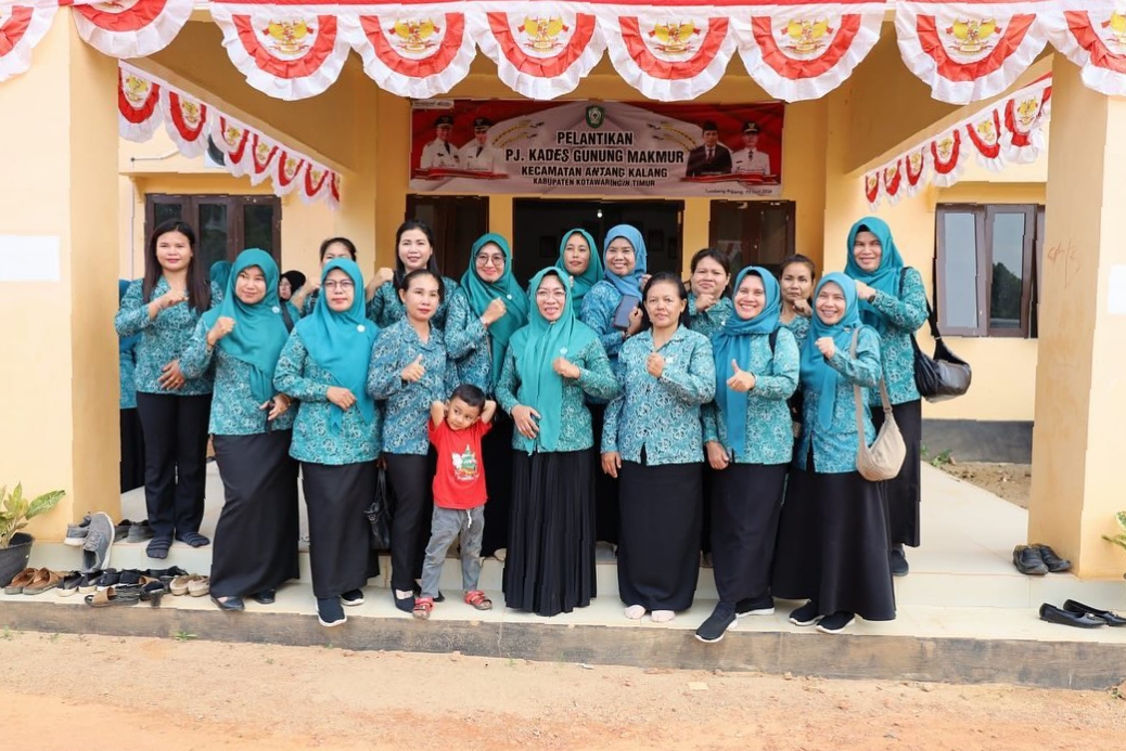 <p>Ketua TP-PKK Kotim, Khairiah Halikinnor bersama dengan kadernya saat melakukan penanganan, pencegahan dan Penurunan stunting dan sosialisasi HIV/AIDS di Kecamatan yang ada, belum lama ini.</p>