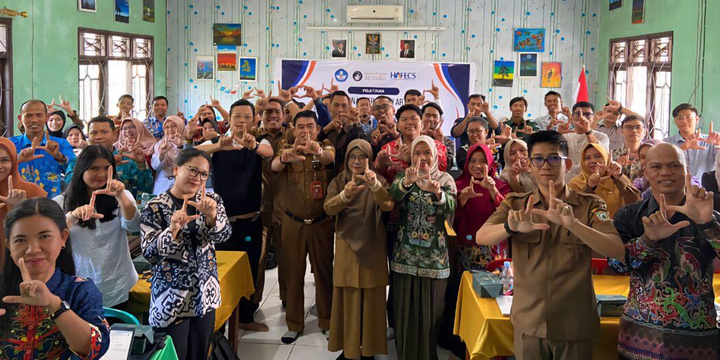 <p>Kepala Disdik Kotim, Muhammad Irfansyah berfoto bersama peserta pelatihan coding dan AI bagi guru SD. (Foto: Ist) </p>